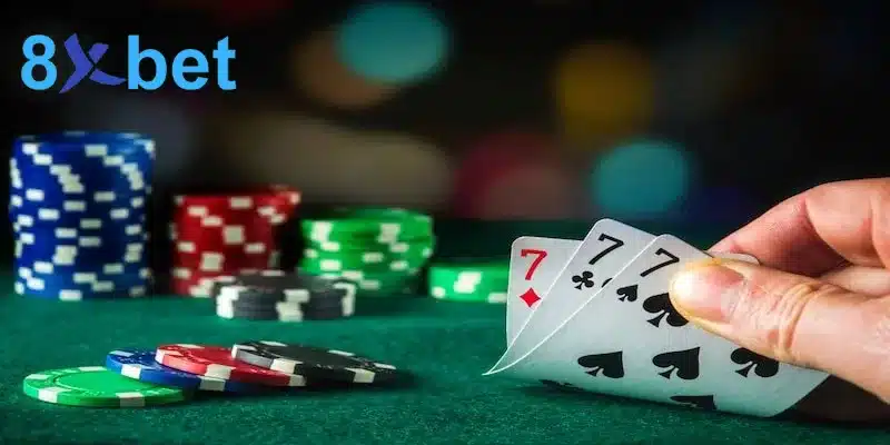 Ba lá 7 được lật lên bên chồng phỉnh xanh đỏ trên bàn nỉ