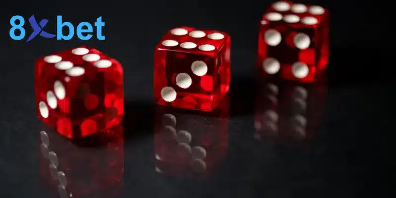 Ba viên xúc xắc đỏ trong suốt trên nền đen của bàn Sicbo 8XBET