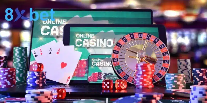 Màn hình online casino trên laptop, máy tính bảng và điện thoại cùng chip và xúc xắc