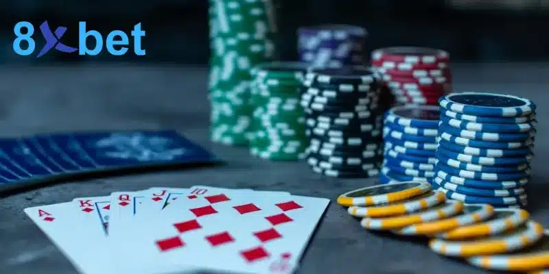 Năm lá A, K, Q, J, 10 rô cạnh nhiều chồng chip trên bàn casino