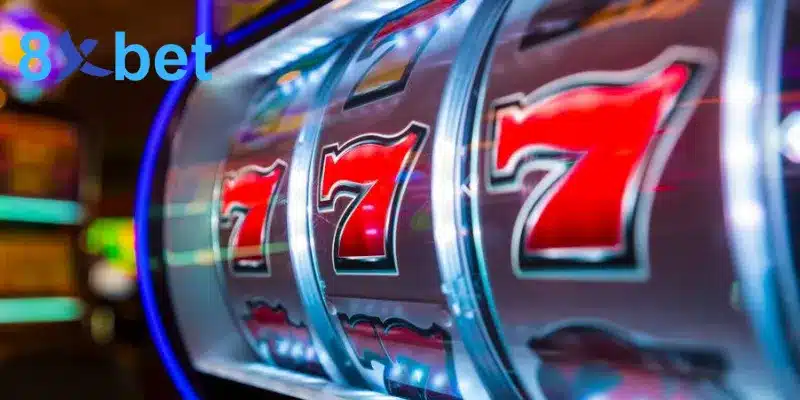 Ba biểu tượng số 7 đỏ thẳng hàng trên cuộn máy slot cổ điển