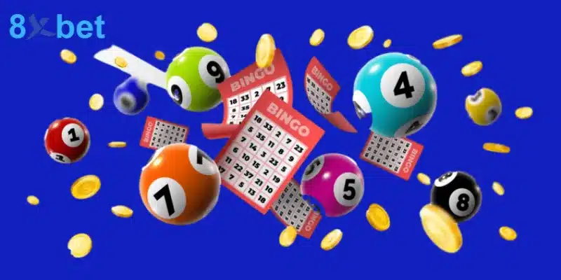 Bóng xổ số đánh số cùng phiếu bingo và đồng xu vàng minh họa cách vận hành Keno trực tiếp