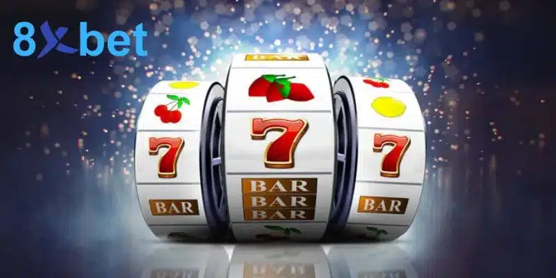 Ba cuộn quay slot với biểu tượng số 7 đỏ, chữ BAR và trái cây trên nền lấp lánh