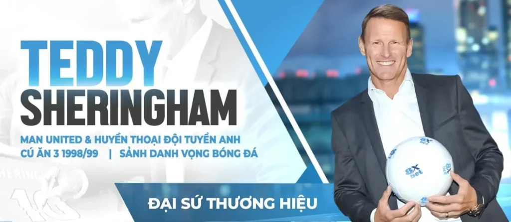 Banner đại sứ thương hiệu 8XBET với cựu tiền đạo Teddy Sheringham cầm quả bóng in logo