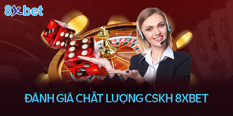 Nhân viên chăm sóc khách hàng 8xbet đeo tai nghe bên bàn roulette và xúc xắc