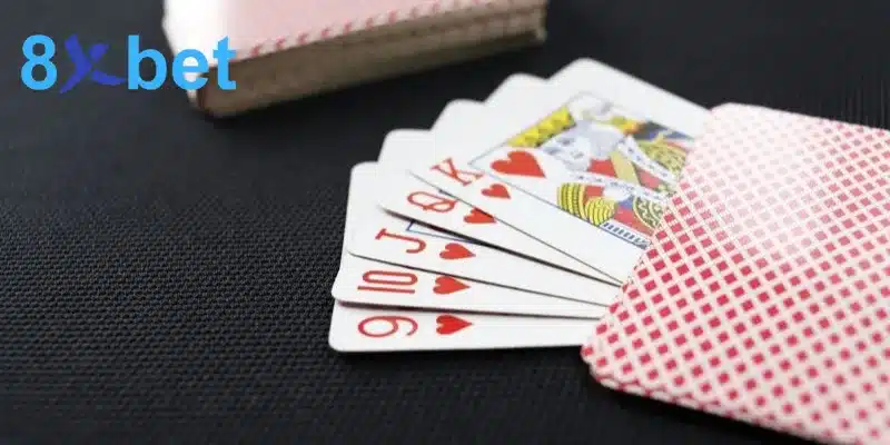 Năm lá cơ liên tiếp từ 9 đến K xếp trên bàn tạo thành phỏm dọc