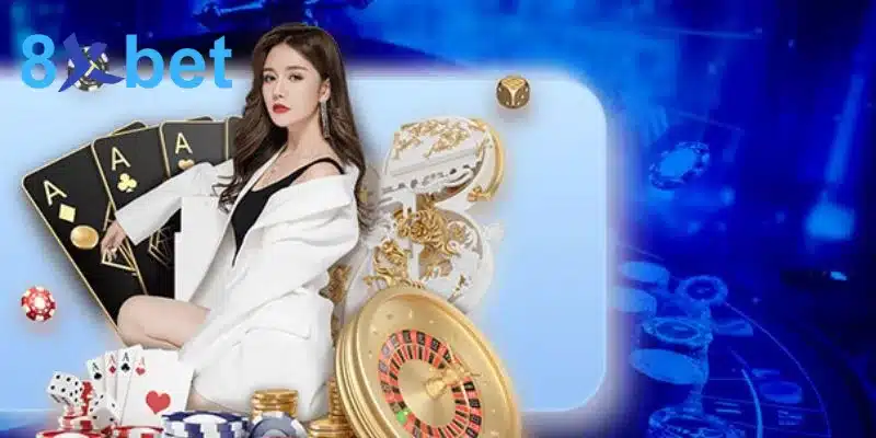 Người mẫu ngồi giữa lá bài Át, roulette vàng và chip minh họa điều kiện nhận ưu đãi 8xbet