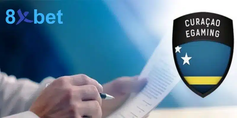 Biểu tượng Curacao eGaming bên cạnh người đang ký văn bản