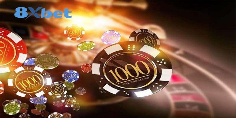 Chip casino mệnh giá 1000, 500 và 100 bay trên nền bàn roulette cùng logo 8XBET