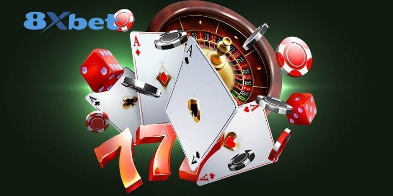 Bộ bài át, xúc xắc đỏ, chip và vòng quay roulette với số 77 cạnh logo 8XBET