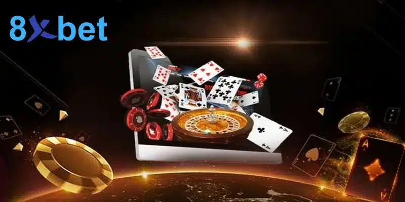 Máy tính bảng hiển thị vòng quay roulette, lá bài và chip cược bay ra trên nền tối