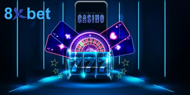 Logo 8xbet cạnh điện thoại hiển thị Online Casino, bánh xe roulette và cuộn slot 777