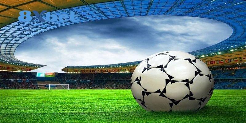 Quả bóng lớn nằm giữa sân vận động mái vòm dưới bầu trời nhiều mây