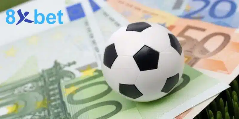 Quả bóng đặt trên những xấp tiền euro