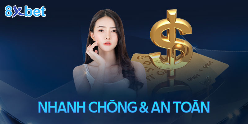 Người mẫu bên biểu tượng đô la vàng với dòng chữ nhanh chóng và an toàn