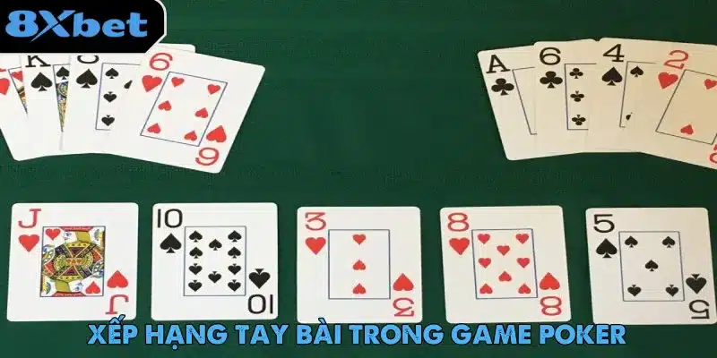 Hai tay bài poker được lật lên phía trên năm lá chung J, 10, 3, 8, 5 trên bàn nỉ
