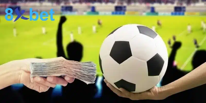 Tay trao xấp tiền và quả bóng trước khán đài sân vận động