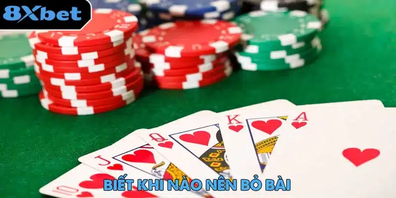 Bộ 10, J, Q, K, A cơ trải trên bàn nỉ cạnh các chồng phỉnh đỏ và xanh