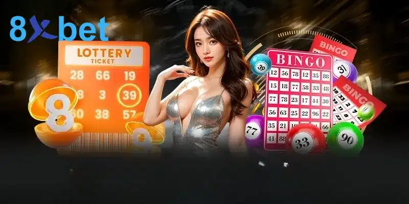 Người mẫu đứng giữa vé xổ số, bảng bingo và các quả bóng số