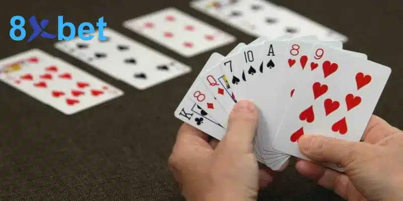 Người chơi cầm bài trên tay sắp xếp phỏm, phía trước là các lá đã đánh trên bàn