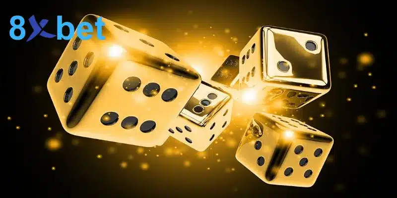 Nhiều viên xúc xắc vàng bay giữa nền tối với hiệu ứng ánh sáng